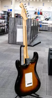 Fender - Player Stratocaster Pau Ferro - 3 Tone Sunburst 2